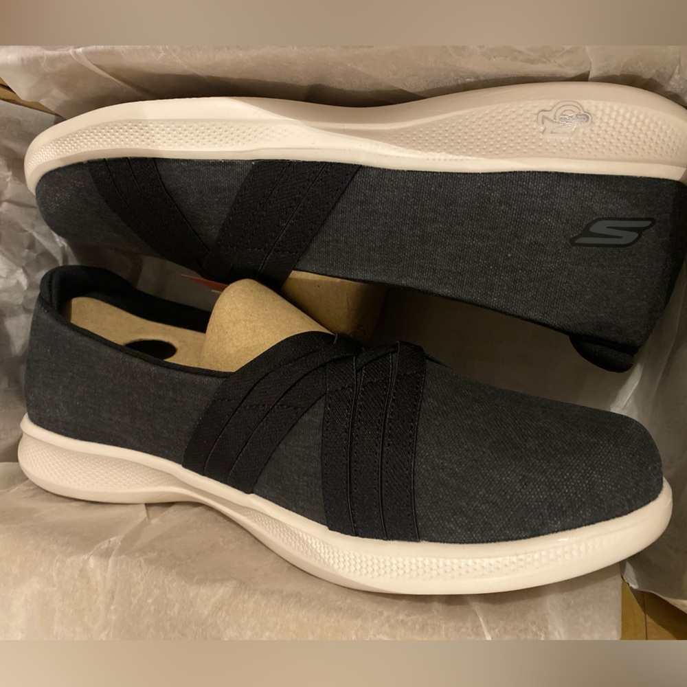 Skechers slip ons - black